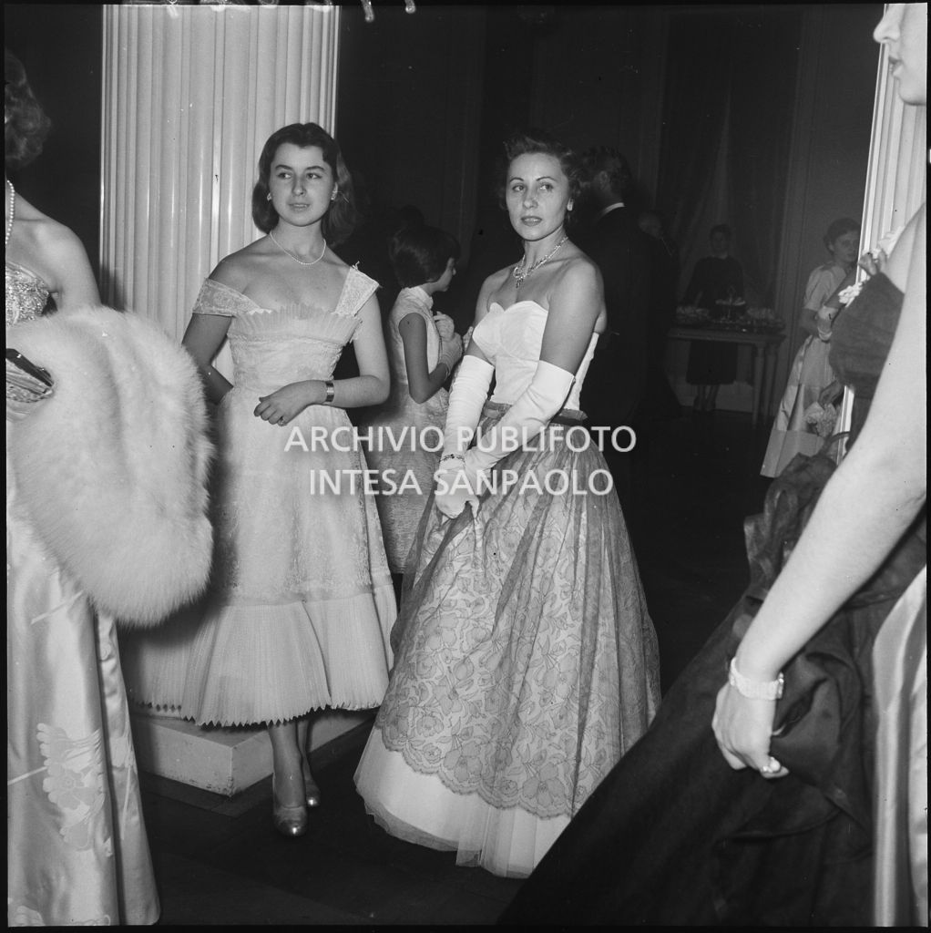 Lucilla Salis in compagnia di un'altra spettatrice al Teatro alla Scala in occasione della serata inaugurale della stagione lirica 1953-1954 con l'opera "La Wally", di Alfredo Catalani, diretta da Carlo Maria Giulini, con la regia di Tatiana Pavlova