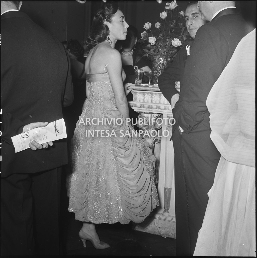 La signora Rizzoli al Teatro alla Scala in occasione della serata inaugurale della stagione lirica 1953-1954 con l'opera "La Wally", di Alfredo Catalani, diretta da Carlo Maria Giulini, con la regia di Tatiana Pavlova