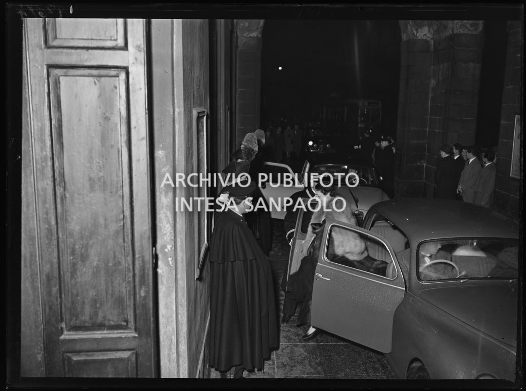 Fila di automobili nella galleria delle carrozze del Teatro alla Scala in occasione della serata inaugurale della stagione lirica 1953-1954 con l'opera "La Wally", di Alfredo Catalani, diretta da Carlo Maria Giulini, con la regia di Tatiana Pavlova
