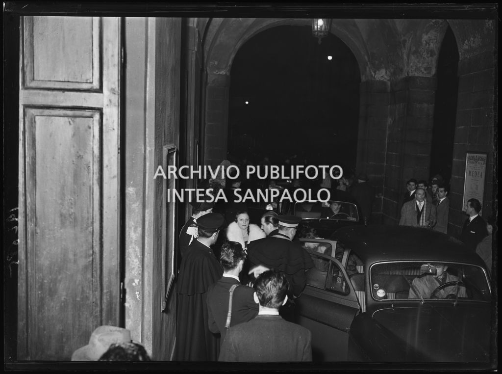 L'arrivo degli spettatori al Teatro alla Scala in occasione della serata inaugurale della stagione lirica 1953-1954 con l'opera "La Wally", di Alfredo Catalani, diretta da Carlo Maria Giulini, con la regia di Tatiana Pavlova