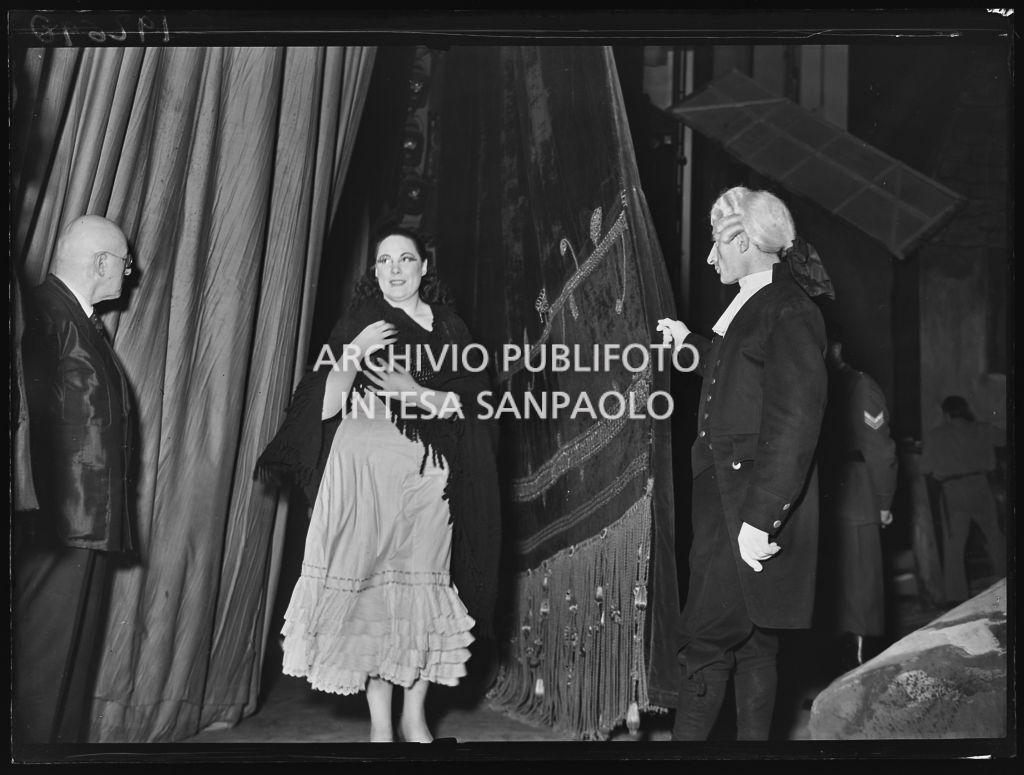 Il soprano Renata Tebaldi, dietro le quinte, in occasione dell'inaugurazione della stagione lirica 1953-1954 del Teatro alla Scala con l'opera "La Wally", di Alfredo Catalani, diretta da Carlo Maria Giulini, con la regia di Tatiana Pavlova