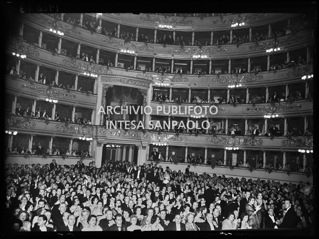 La platea e i palchi del Teatro alla Scala, gremiti di gente, in occasione della serata inaugurale della stagione lirica 1953-1954 con l'opera "La Wally", di Alfredo Catalani, diretta da Carlo Maria Giulini, con la regia di Tatiana Pavlova