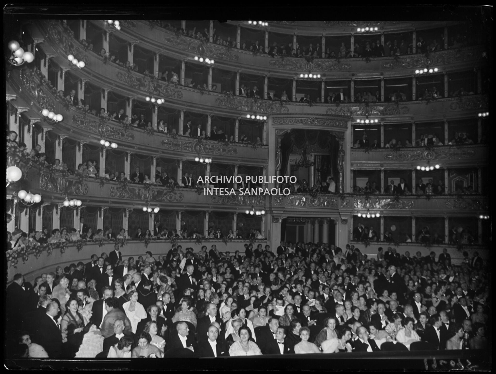 La Platea E I Palchi Del Teatro Alla Scala, Gremiti Di Gente, In ...