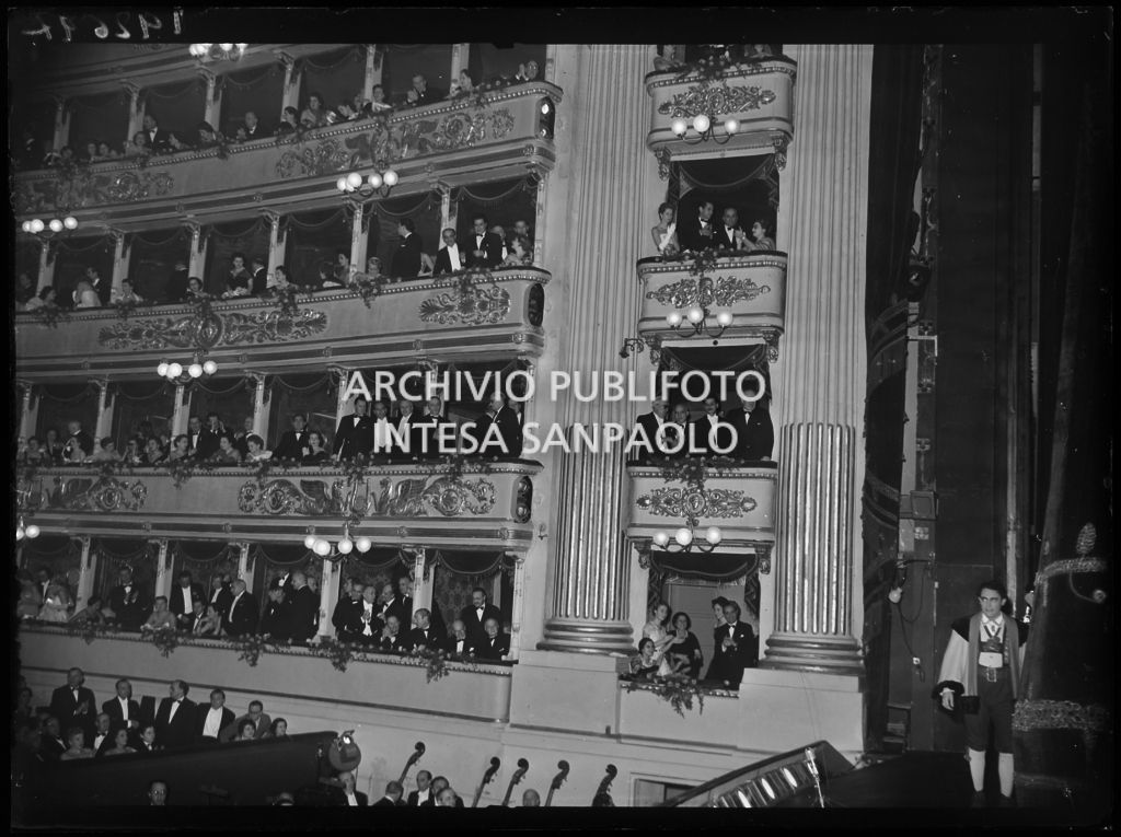 I palchi del Teatro alla Scala, gremiti di gente, in occasione della serata inaugurale della stagione lirica 1953-1954 con l'opera "La Wally", di Alfredo Catalani, diretta da Carlo Maria Giulini, con la regia di Tatiana Pavlova