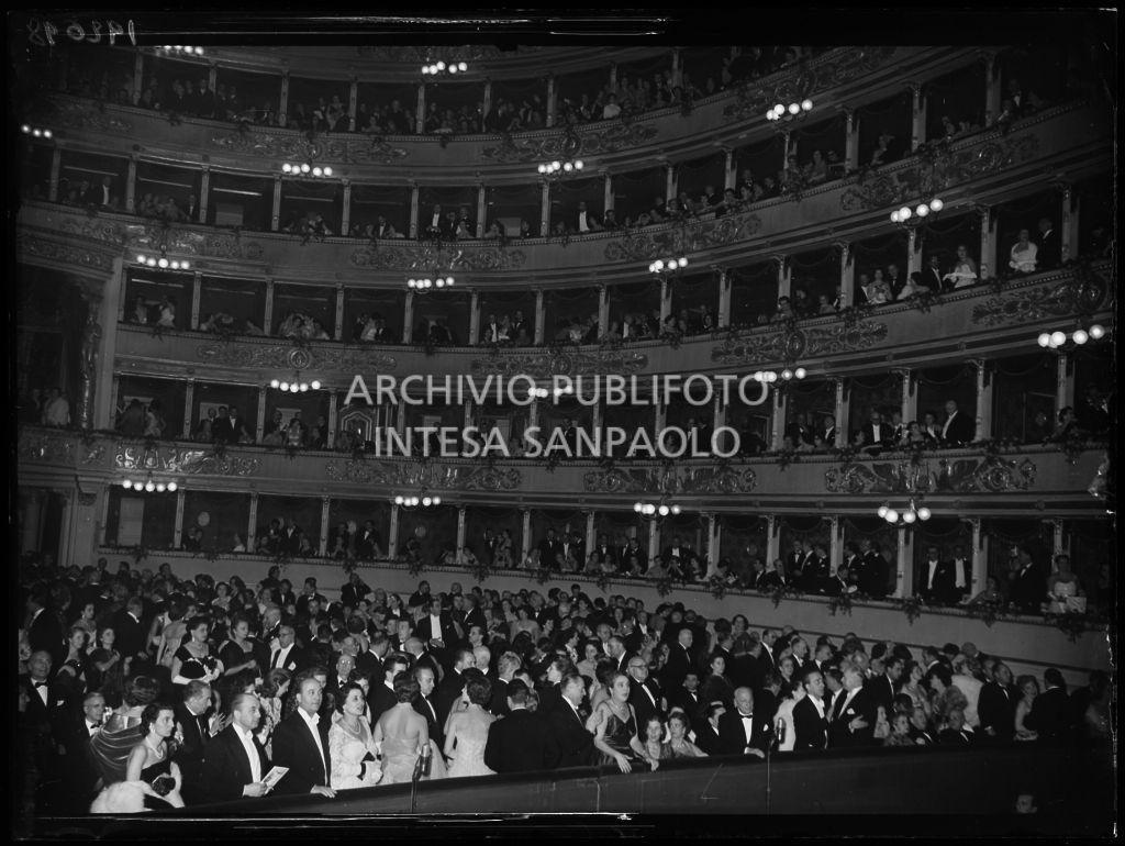 La platea e i palchi del Teatro alla Scala, gremiti di gente, in occasione della serata inaugurale della stagione lirica 1953-1954 con l'opera "La Wally", di Alfredo Catalani, diretta da Carlo Maria Giulini, con la regia di Tatiana Pavlova