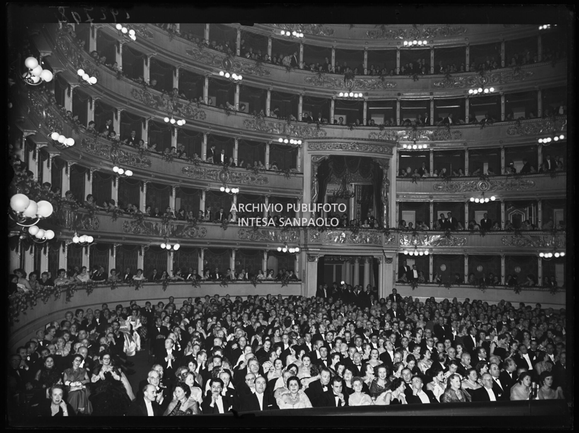 I Palchi E La Platea Del Teatro Alla Scala, Gremiti Di Pubblico, La ...