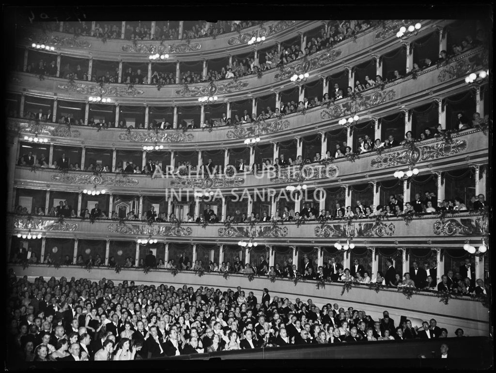 I palchi e la platea del Teatro alla Scala, gremiti di pubblico, la sera dell'inaugurazione della stagione lirica 1953-1954 con l'opera "La Wally", di Alfredo Catalani, diretta da Carlo Maria Giulini, con la regia di Tatiana Pavlova