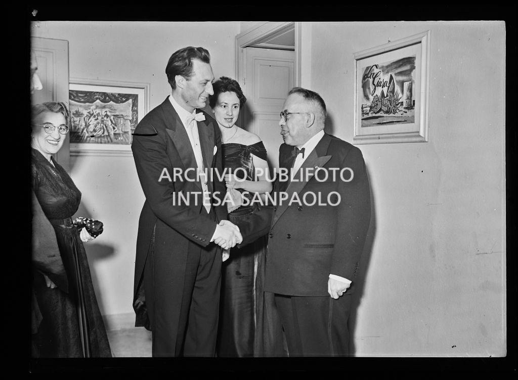 Il direttore d'orchestra carlo Maria Giulini stringe la mano all'onorevole Piero Malvestiti in occasione dell'inaugurazione della stagione lirica 1953-1954 del Teatro alla Scala con l'opera "La Wally", di Alfredo Catalani, diretta dallo stesso Giulini, con la regia di Tatiana Pavlova