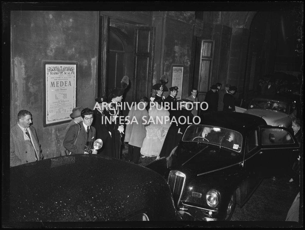 Automobili nella galleria delle carrozze del Teatro alla Scala in occasione della serata inaugurale della stagione lirica 1953-1954 con l'opera "La Wally", di Alfredo Catalani, diretta da Carlo Maria Giulini, con la regia di Tatiana Pavlova