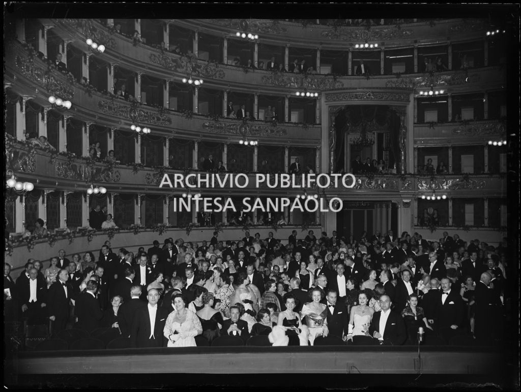 I palchi e la platea del Teatro alla Scala, gremiti di pubblico, in occasione della serata inaugurale della stagione lirica 1953-1954 con l'opera "La Wally", di Alfredo Catalani, diretta da Carlo Maria Giulini, con la regia di Tatiana Pavlova