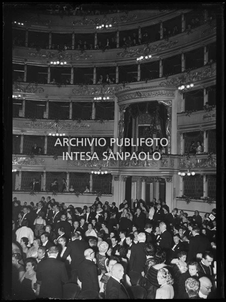 I palchi e la platea del Teatro alla Scala, gremiti di pubblico, in occasione della serata inaugurale della stagione lirica 1953-1954 con l'opera "La Wally", di Alfredo Catalani, diretta da Carlo Maria Giulini, con la regia di Tatiana Pavlova