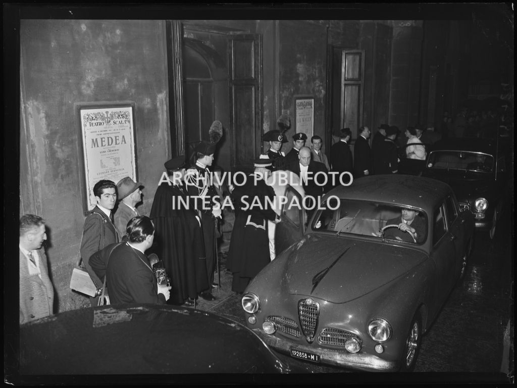 L'arrivo degli spettatori al Teatro alla Scala per serata inaugurale della stagione lirica 1953-1954 con l'opera "La Wally", di Alfredo Catalani, diretta da Carlo Maria Giulini, con la regia di Tatiana Pavlova