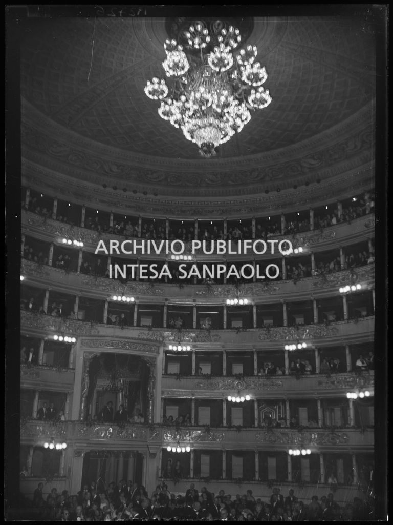 I palchi ed il loggione del Teatro alla Scala, gremiti di pubblico, la sera dell'inaugurazione della stagione lirica 1953-1954 con l'opera "La Wally", di Alfredo Catalani, diretta da Carlo Maria Giulini, con la regia di Tatiana Pavlova