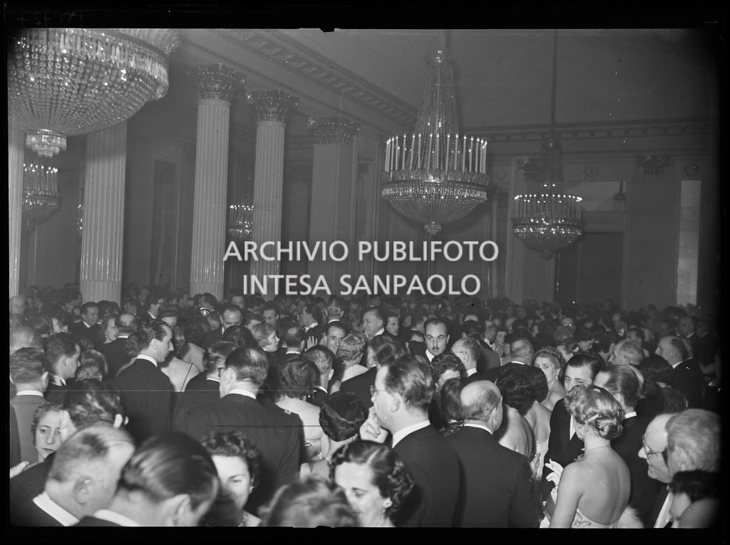 Il foyer del Teatro alla Scala, gremito di pubblico, in occasione della serata inaugurale della stagione lirica 1953-1954 con l'opera "La Wally", di Alfredo Catalani, diretta da Carlo Maria Giulini, con la regia di Tatiana Pavlova