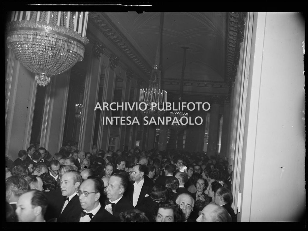 Il foyer del Teatro alla Scala, gremito di pubblico, in occasione della serata inaugurale della stagione lirica 1953-1954 con l'opera "La Wally", di Alfredo Catalani, diretta da Carlo Maria Giulini, con la regia di Tatiana Pavlova