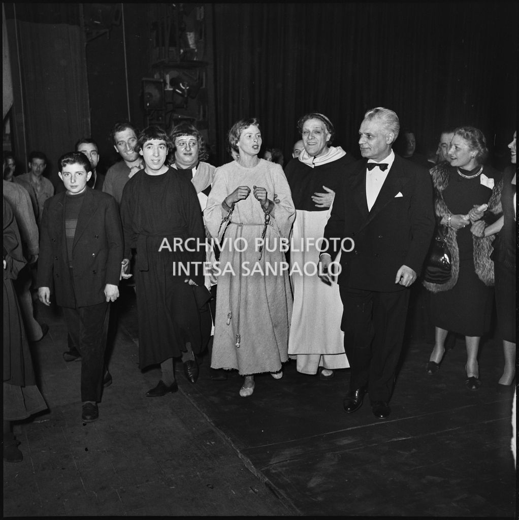 Ingrid Bergman in costume di scena, con Antonio Ghiringhelli, dietro alle quinte, al Teatro alla Scala,  in occasione della prima rappresentazione di "Giovanna d'Arco al rogo" di Arthur Honegger