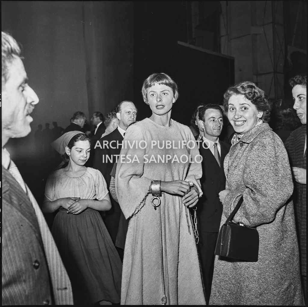 Ingrid Bergman in costume di scena, dietro alle quinte, al Teatro alla Scala,  in occasione della prima rappresentazione di "Giovanna d'Arco al rogo" di Arthur Honegger