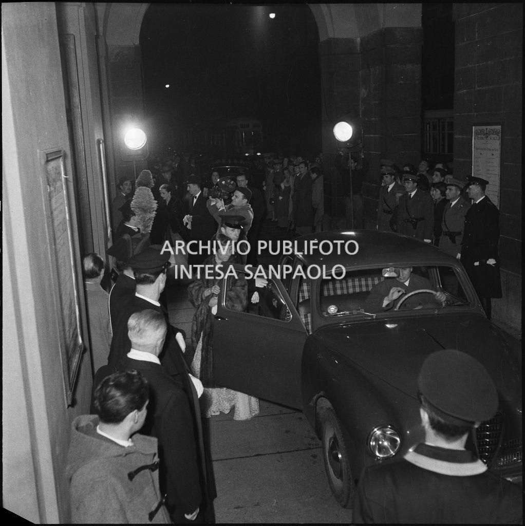 Inaugurazione della stagione lirica 1954-1955 del Teatro alla Scala con l'opera "La Vestale", di Gaspare Spontini, diretta da Antonino Votto, con la regia di Luchino Visconti
