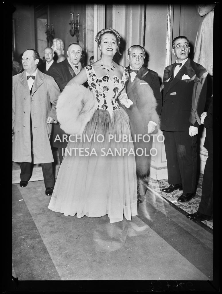 La contessa Alma Maria Lami al Teatro alla Scala in occasione delle serata inaugurale della stagione lirica al Teatro alla Scala con l'opera "La Vestale", di Gaspare Spontini, diretta da Antonino Votto, con la regia di Luchino Visconti