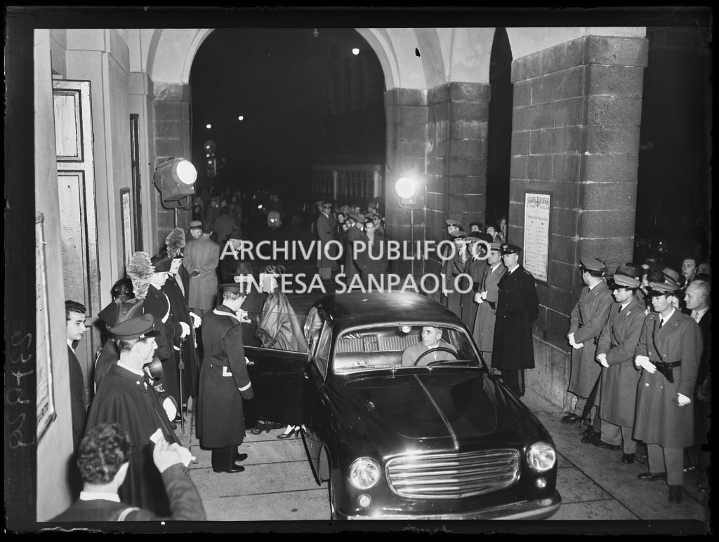 Inaugurazione della stagione lirica 1954-1955 del Teatro alla Scala con l'opera "La Vestale", di Gaspare Spontini, diretta da Antonino Votto, con la regia di Luchino Visconti