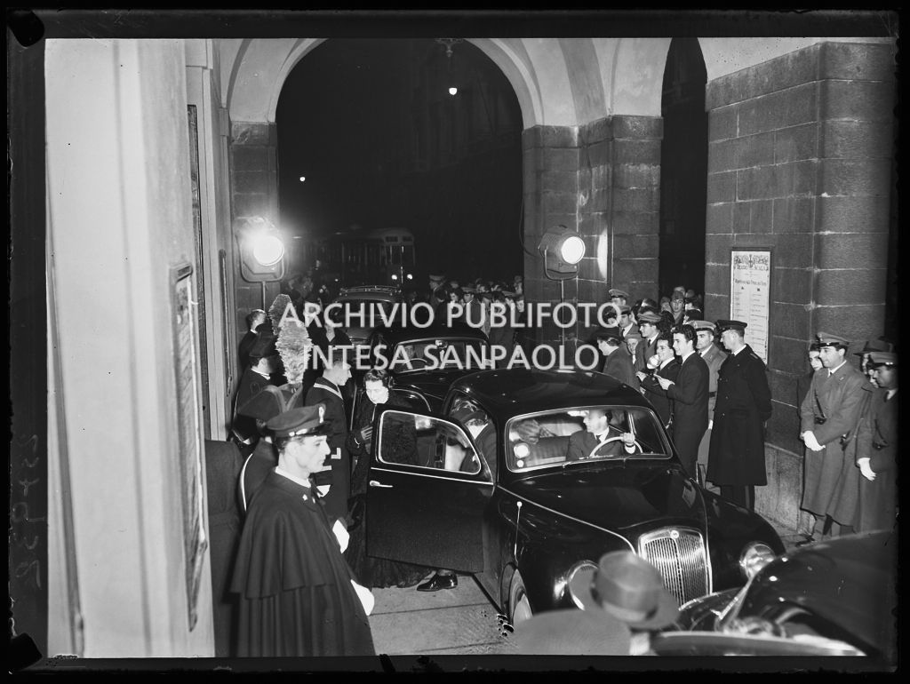 Inaugurazione della stagione lirica 1954-1955 del Teatro alla Scala con l'opera "La Vestale", di Gaspare Spontini, diretta da Antonino Votto, con la regia di Luchino Visconti