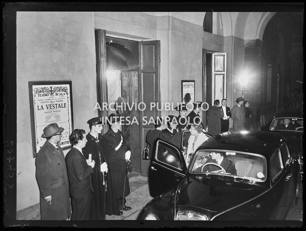 Inaugurazione della stagione lirica 1954-1955 del Teatro alla Scala con l'opera "La Vestale", di Gaspare Spontini, diretta da Antonino Votto, con la regia di Luchino Visconti