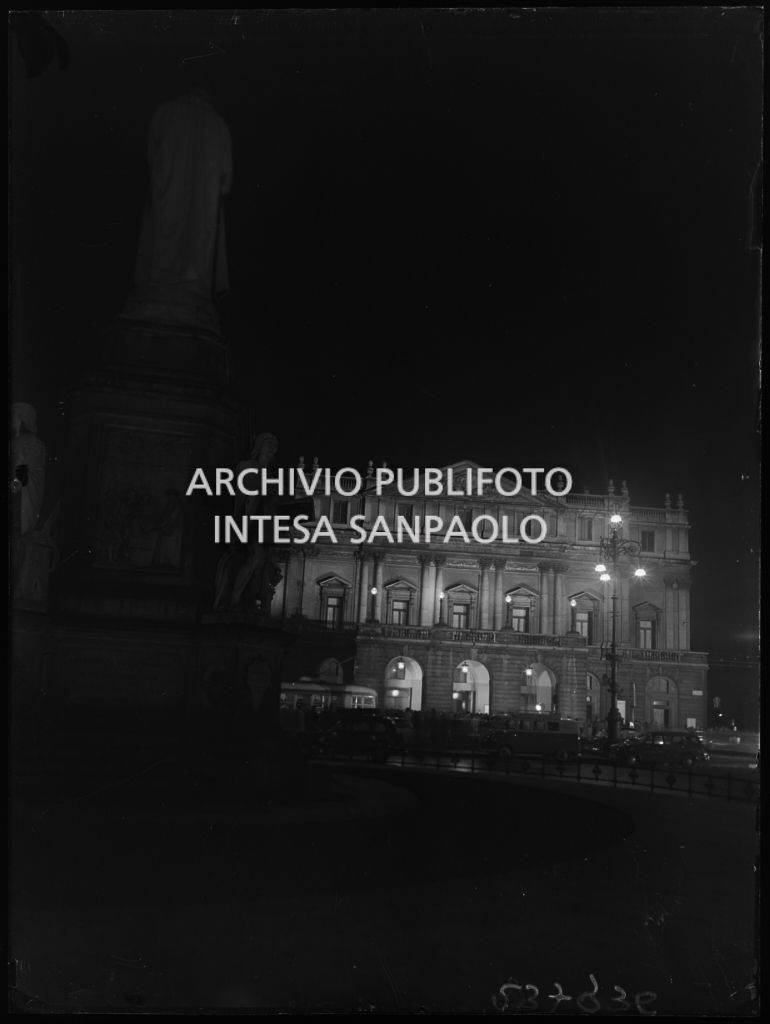 Ripresa notturna del Teatro alla Scala in occasione della serata inaugurale della stagione lirica 1954-1955 con l'opera "La Vestale", di Gaspare Spontini, diretta da Antonino Votto, con la regia di Luchino Visconti