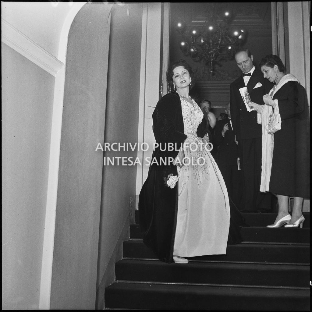 La baronessa Bianca Maria Hubner al teatro alla Scala in occasione della 'inaugurazione della stagione lirica 1954-1955 con l'opera "La Vestale", di Gaspare Spontini, diretta da Antonino Votto, con la regia di Luchino Visconti