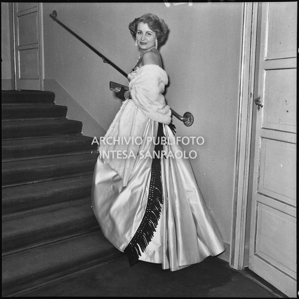 Enrica Invernizzi al Teatro alla Scala in occasione della serata inaugurale della stagione lirica 1954-1955 con l'opera "La Vestale", di Gaspare Spontini, diretta da Antonino Votto, con la regia di Luchino Visconti