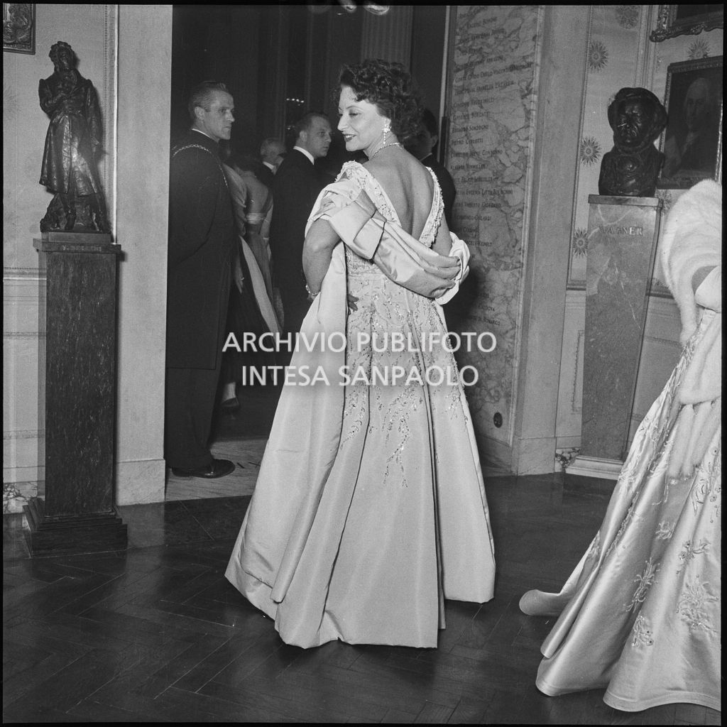 La baronessa Bianca Maria Hubner al Teatro alla Scala in occasione dell'inaugurazione della stagione lirica 1954-1955 con l'opera "La Vestale", di Gaspare Spontini, diretta da Antonino Votto, con la regia di Luchino Visconti