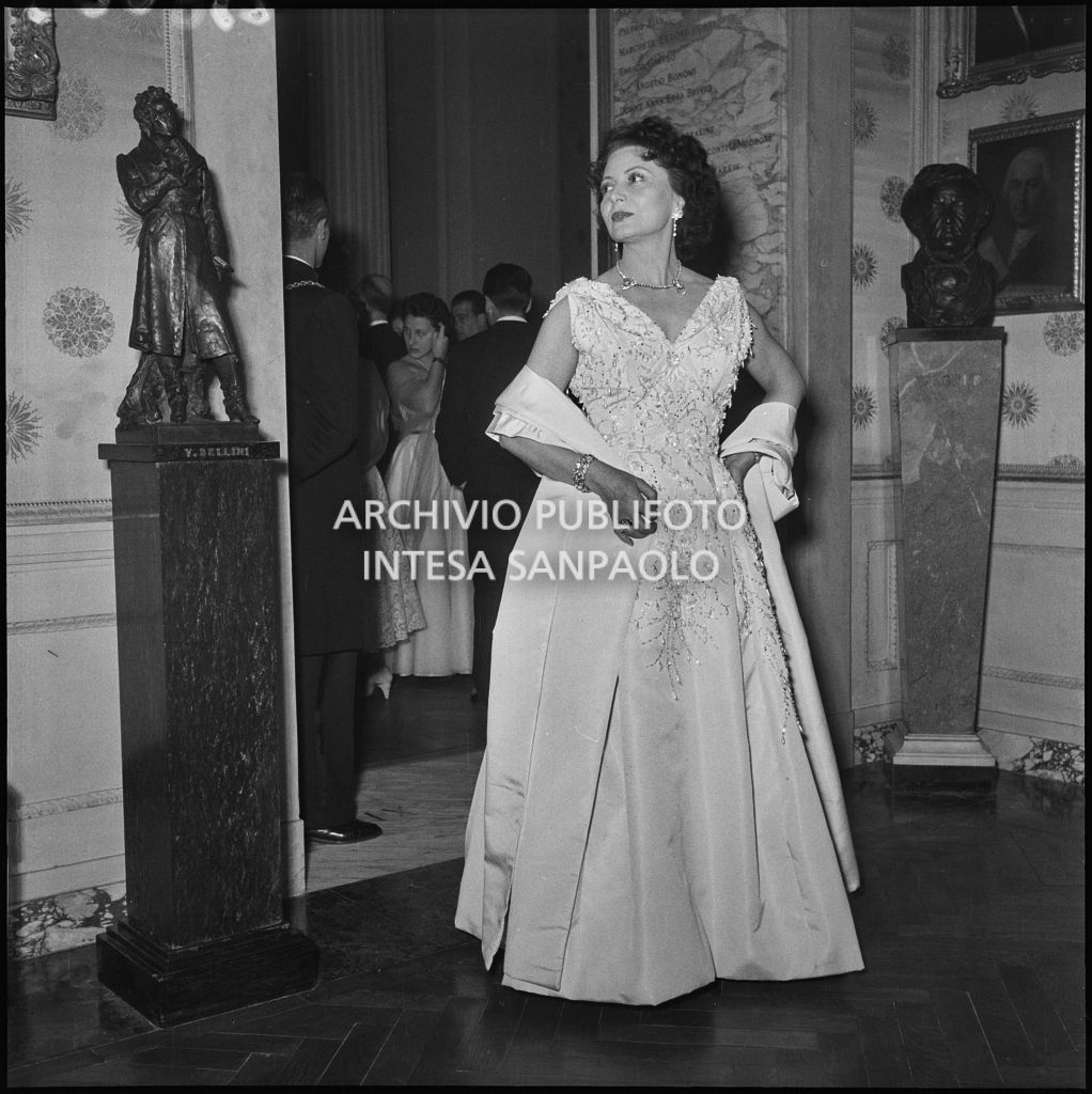 La baronessa Bianca Maria Hubner al Teatro alla Scala in occasione dell'inaugurazione della stagione lirica 1954-1955 con l'opera "La Vestale", di Gaspare Spontini, diretta da Antonino Votto, con la regia di Luchino Visconti