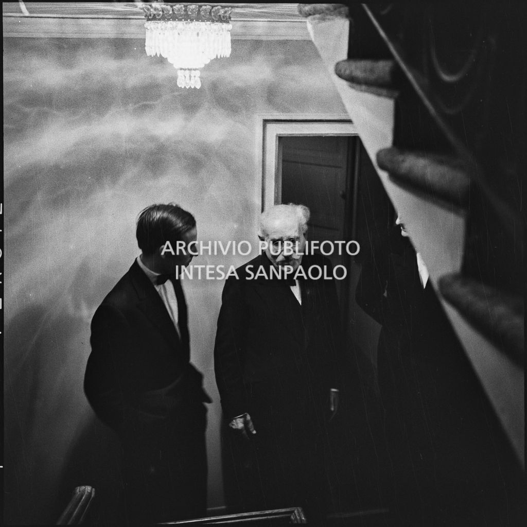 Arturo Toscanini, al Teatro alla Scala, in occasione della serata inaugurale della stagione lirica 1954-1955 con l'opera "La Vestale", di Gaspare Spontini, diretta da Antonino Votto, con la regia di Luchino Visconti
