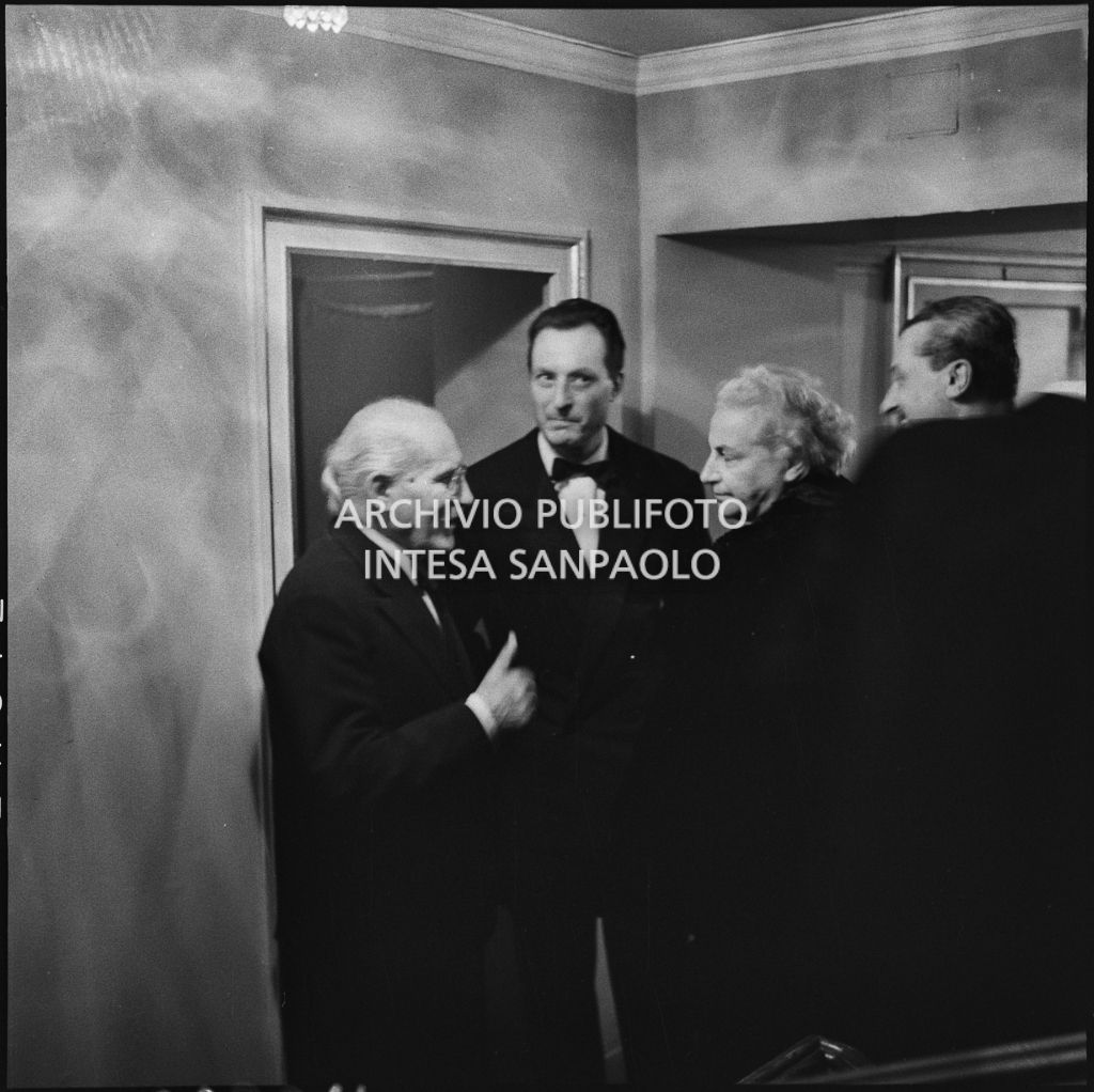 Da sinistra, Arturo Toscanini con il direttore d'orchestra Carlo Maria Giulini, al Teatro alla Scala, in occasione della serata inaugurale della stagione lirica 1954-1955 con l'opera "La Vestale", di Gaspare Spontini, diretta da Antonino Votto, con la regia di Luchino Visconti