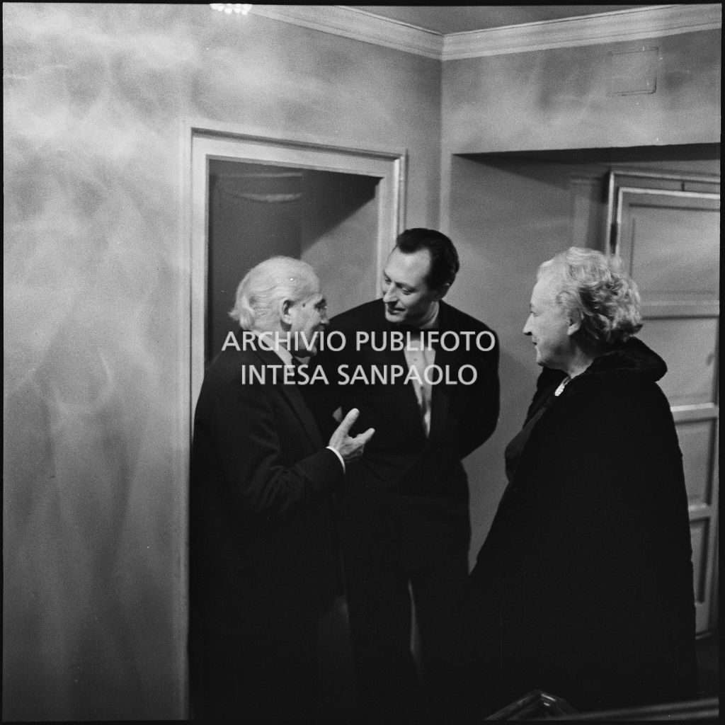 Arturo Toscanini con il direttore d'orchestra Carlo Maria Giulini, al Teatro alla Scala, in occasione della serata inaugurale della stagione lirica 1954-1955 con l'opera "La Vestale", di Gaspare Spontini, diretta da Antonino Votto, con la regia di Luchino Visconti