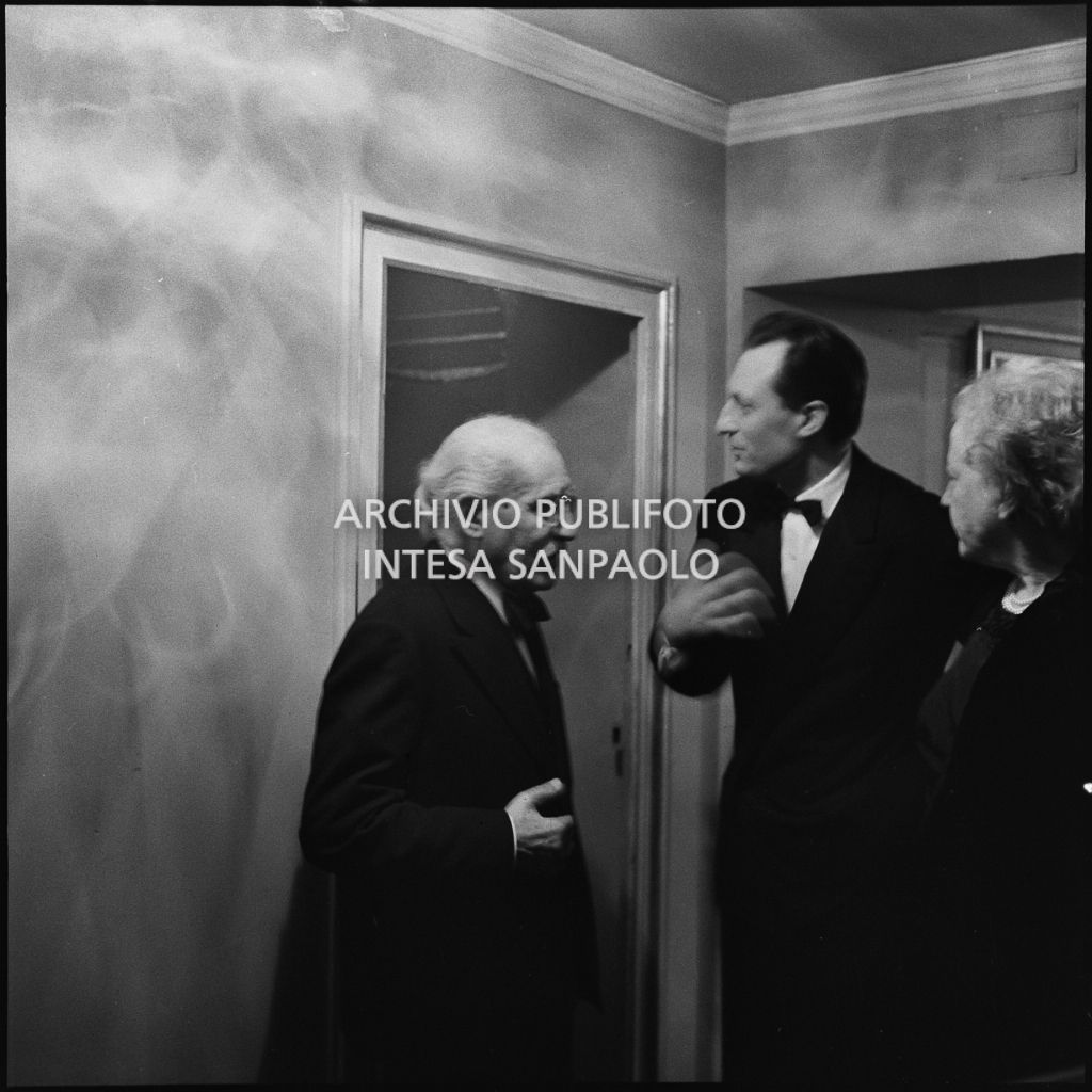 Arturo Toscanini con il direttore d'orchestra Carlo Maria Giulini al Teatro alla Scala, in occasione della serata inaugurale della stagione lirica 1954-1955 con l'opera "La Vestale", di Gaspare Spontini, diretta da Antonino Votto, con la regia di Luchino Visconti