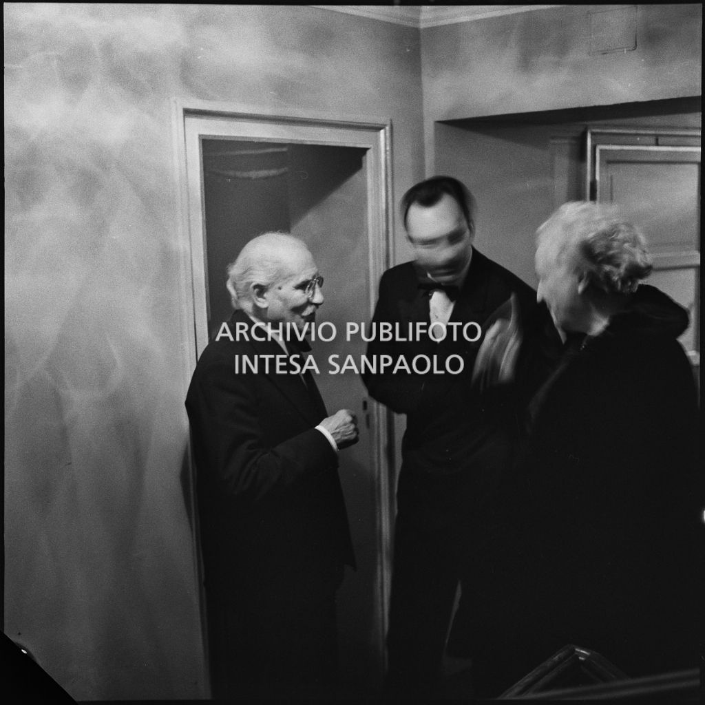 Arturo Toscanini con il direttore d'orchestra Carlo Maria Giulini al Teatro alla Scala, in occasione della serata inaugurale della stagione lirica 1954-1955 con l'opera "La Vestale", di Gaspare Spontini, diretta da Antonino Votto, con la regia di Luchino Visconti