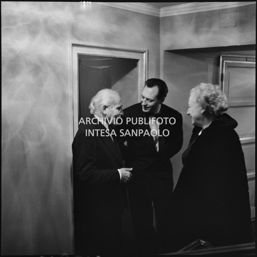 Arturo Toscanini con il direttore d'orchestra Carlo Maria Giulini al Teatro alla Scala, in occasione della serata inaugurale della stagione lirica 1954-1955 con l'opera "La Vestale", di Gaspare Spontini, diretta da Antonino Votto, con la regia di Luchino Visconti