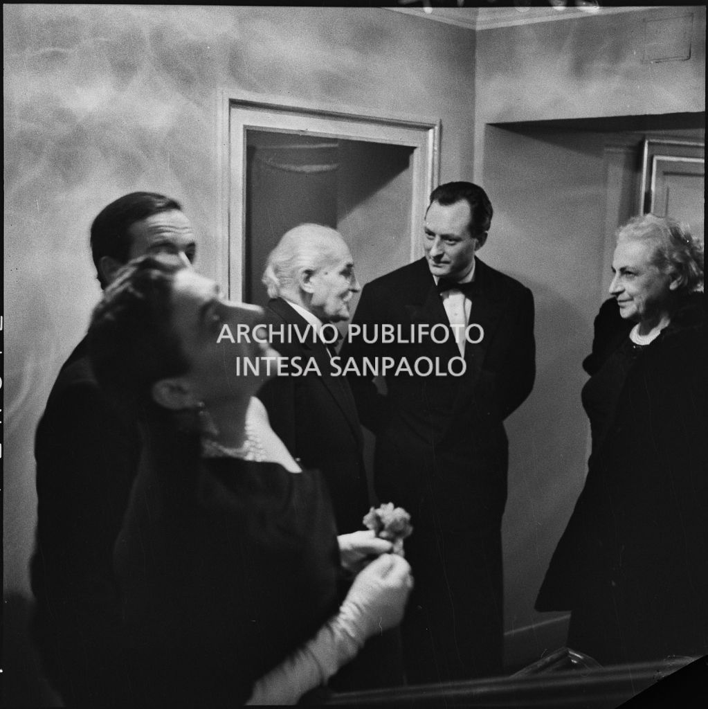 Wally Toscanini (in primo piano) con il padre Arturo e il direttore d'orchestra Carlo Maria Giulini, al Teatro alla Scala, in occasione della serata inaugurale della stagione lirica 1954-1955 con l'opera "La Vestale", di Gaspare Spontini, diretta da Antonino Votto, con la regia di Luchino Visconti