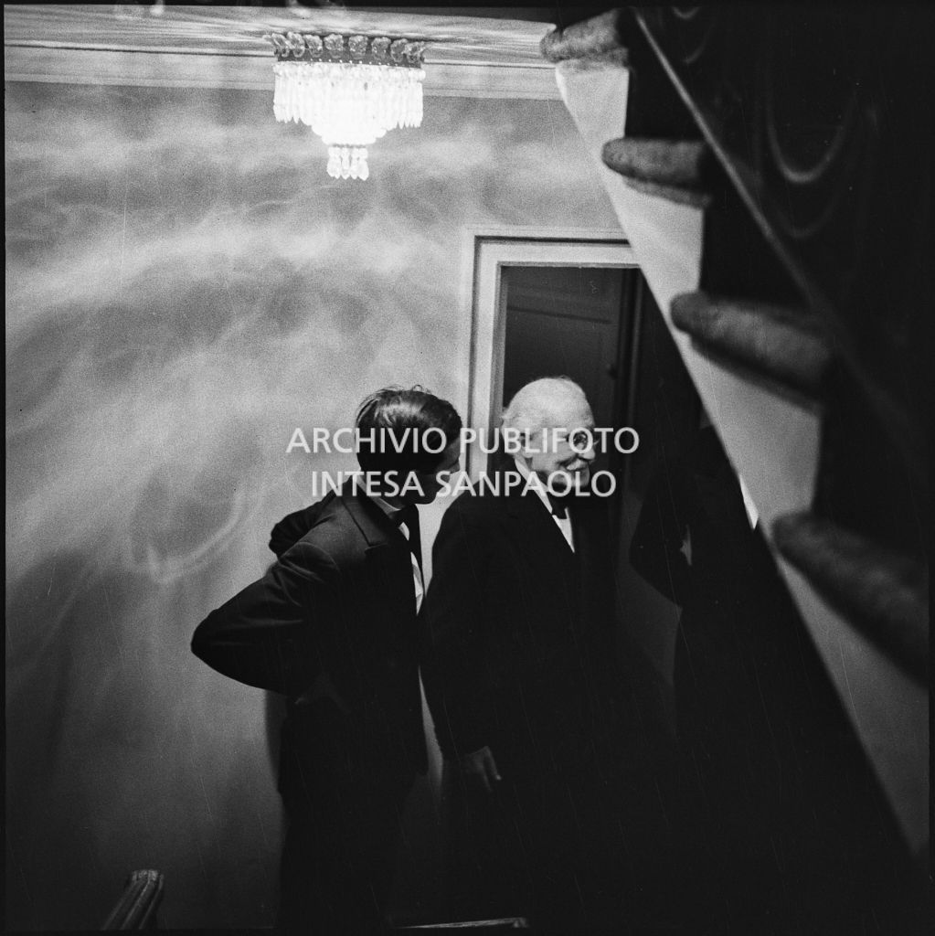 Arturo Toscanini, al Teatro alla Scala, in occasione della serata inaugurale della stagione lirica 1954-1955 con l'opera "La Vestale", di Gaspare Spontini, diretta da Antonino Votto, con la regia di Luchino Visconti