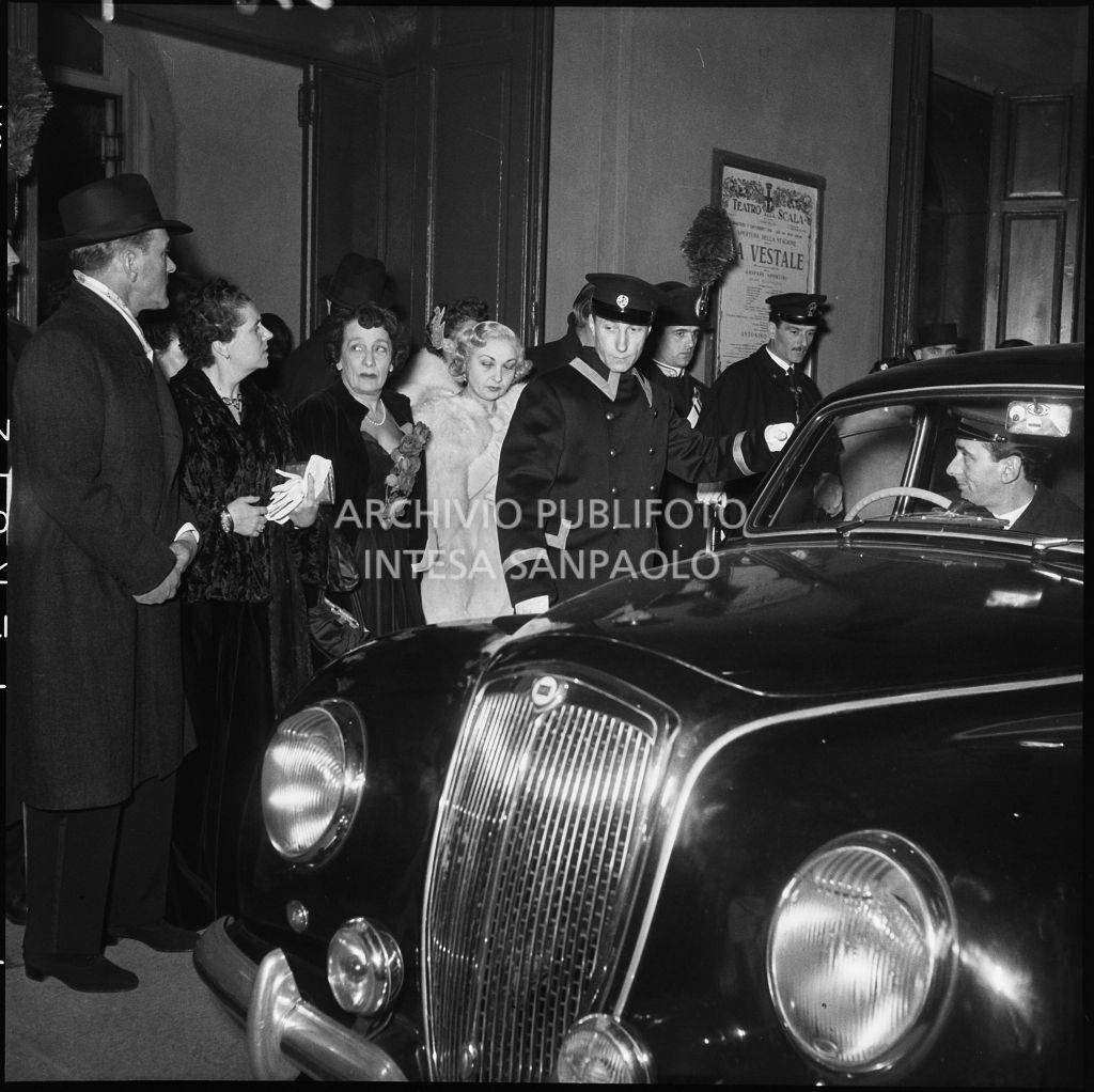 Inaugurazione della stagione lirica 1954-1955 del Teatro alla Scala con l'opera "La Vestale", di Gaspare Spontini, diretta da Antonino Votto, con la regia di Luchino Visconti