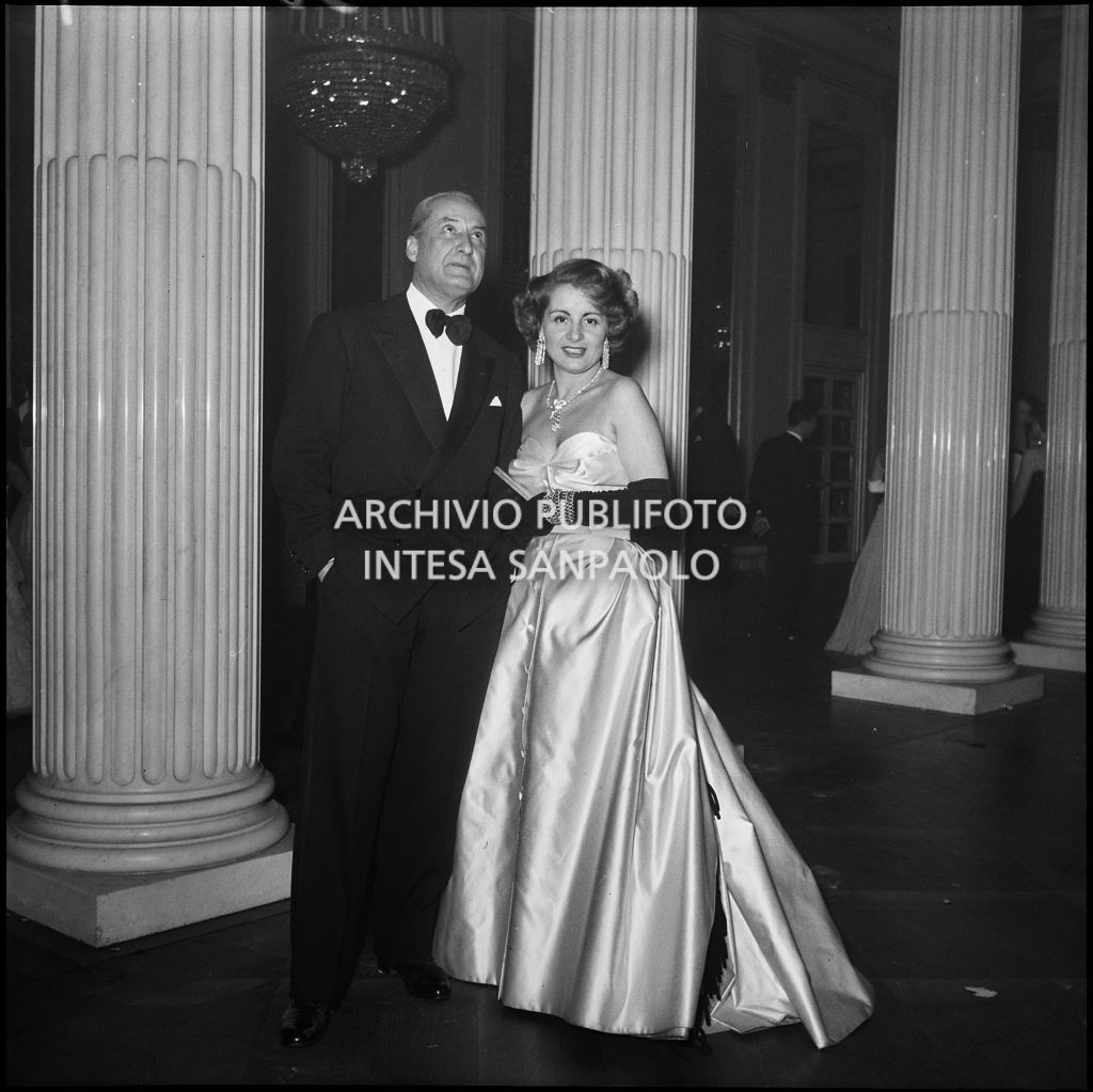 Enrica Invernizzi al Teatro alla Scala in occasione della serata inaugurale della stagione lirica 1954-1955 con l'opera "La Vestale", di Gaspare Spontini, diretta da Antonino Votto, con la regia di Luchino Visconti
