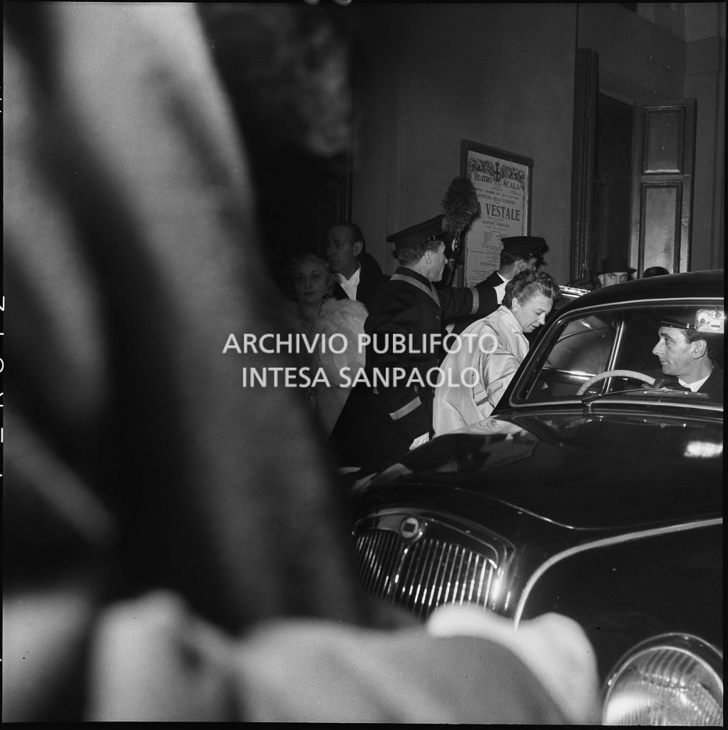 Inaugurazione della stagione lirica 1954-1955 del Teatro alla Scala con l'opera "La Vestale", di Gaspare Spontini, diretta da Antonino Votto, con la regia di Luchino Visconti