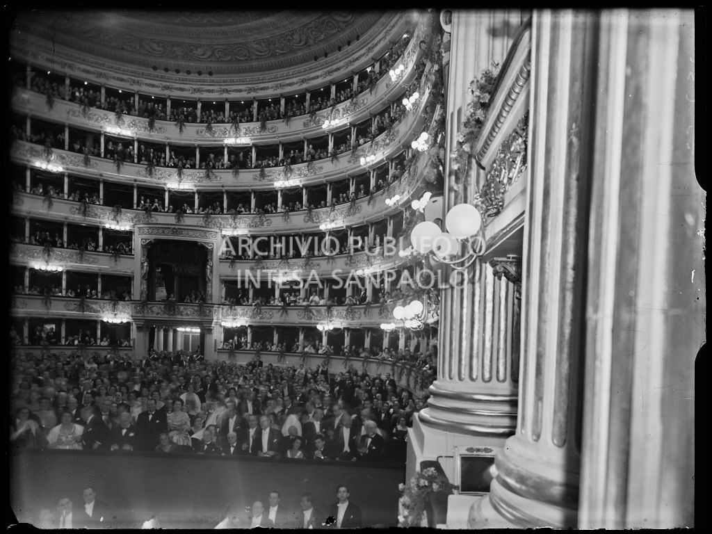 Inaugurazione della stagione lirica 1954-1955 del Teatro alla Scala con l'opera "La Vestale", di Gaspare Spontini, diretta da Antonino Votto, con la regia di Luchino Visconti