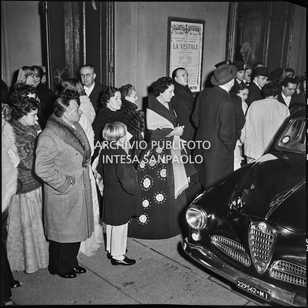 Inaugurazione della stagione lirica 1954-1955 del Teatro alla Scala con l'opera "La Vestale", di Gaspare Spontini, diretta da Antonino Votto, con la regia di Luchino Visconti