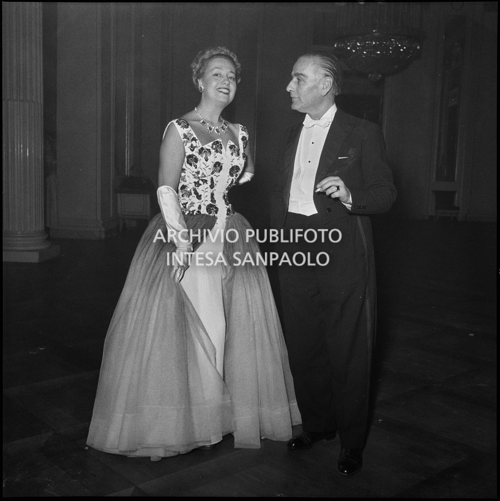 La contessa Alma Maria Lami al Teatro alla Scala in occasione della serata inaugurale della stagione lirica 1954-1955 con l'opera "La Vestale", di Gaspare Spontini, diretta da Antonino Votto, con la regia di Luchino Visconti