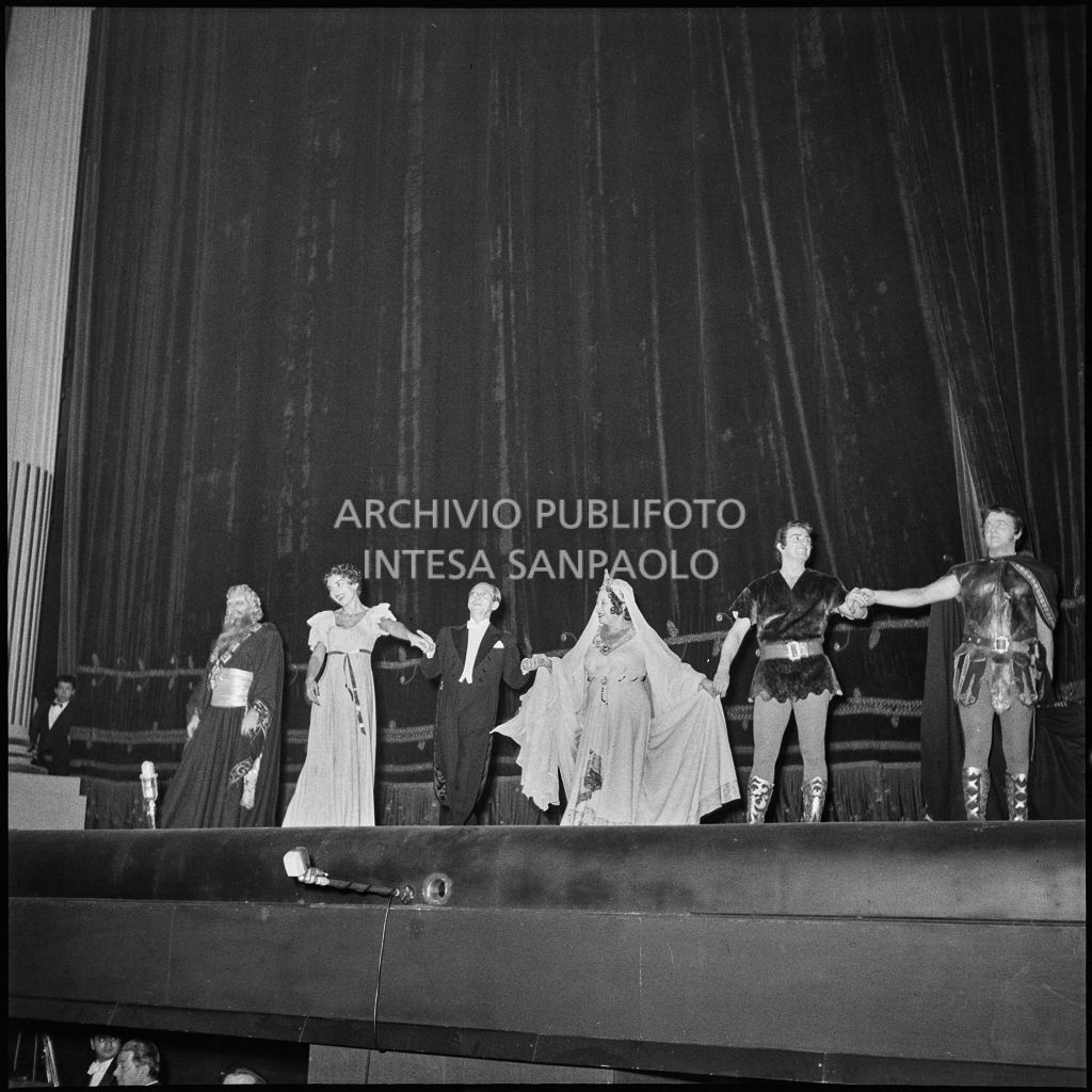 Gli artisti e il direttore d'orchestra Antonino Votto sul palcoscenico del Teatro alla Scala alla conclusione della rappresentazione  dell'opera "La Vestale", di Gaspare Spontini, diretta da Antonino Votto, con la regia di Luchino Visconti in occasione dell'inaugurazione della stagione lirica 1954-1955