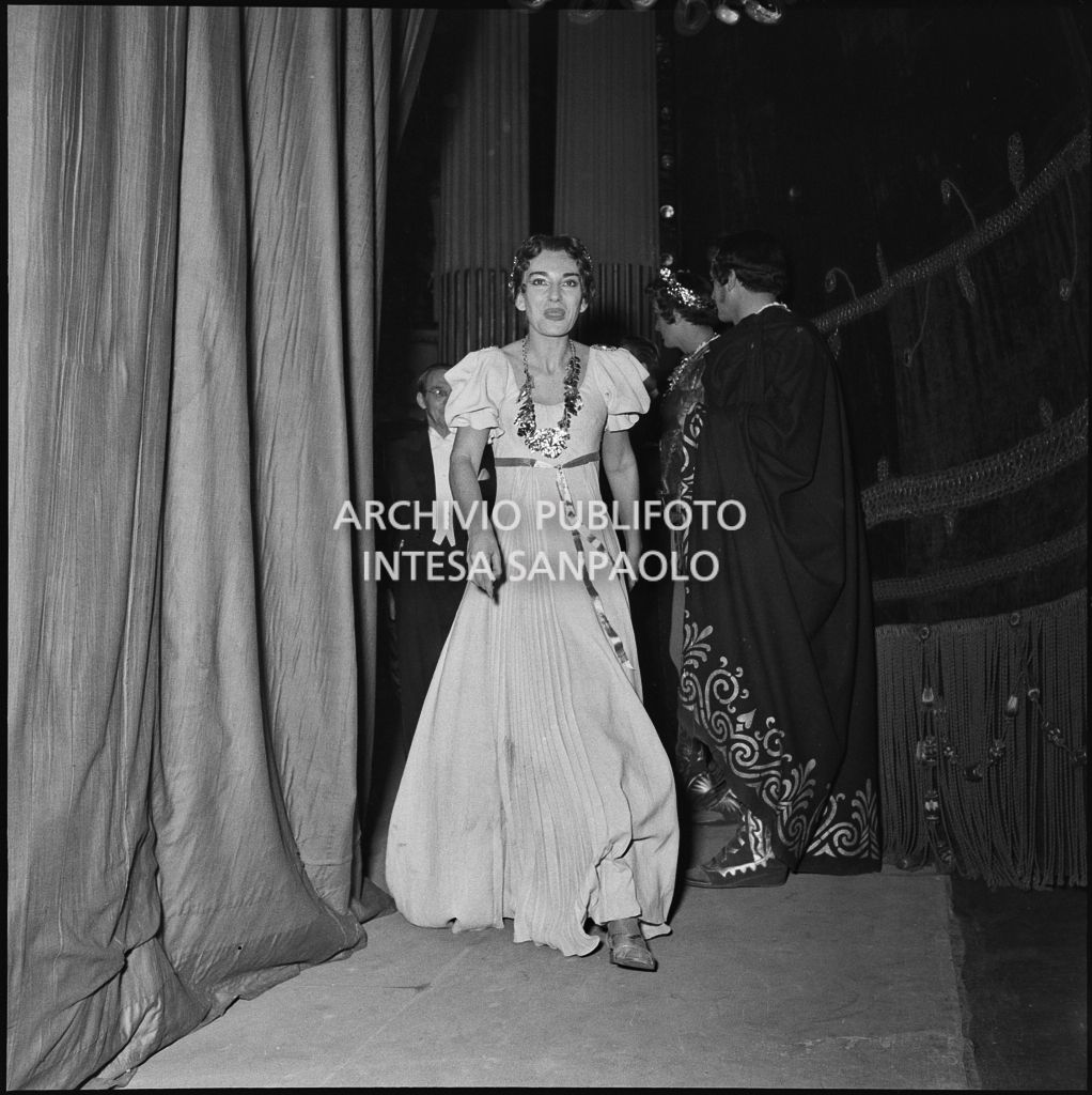 La soprano Maria Callas dietro al sipario del Teatro alla scala al termine dell'opera "La Vestale", di Gaspare Spontini, diretta da Antonino Votto, con la regia di Luchino Visconti, che inaugura la stagione lirica 1954-1955