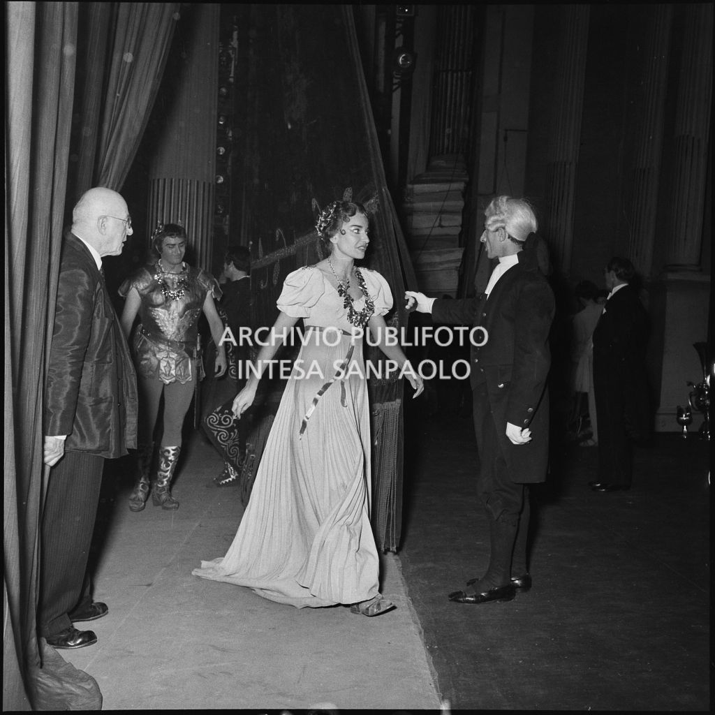 La soprano Maria Callas dietro al sipario del Teatro alla scala al termine dell'opera "La Vestale", di Gaspare Spontini, diretta da Antonino Votto, con la regia di Luchino Visconti, che inaugura la stagione lirica 1954-1955