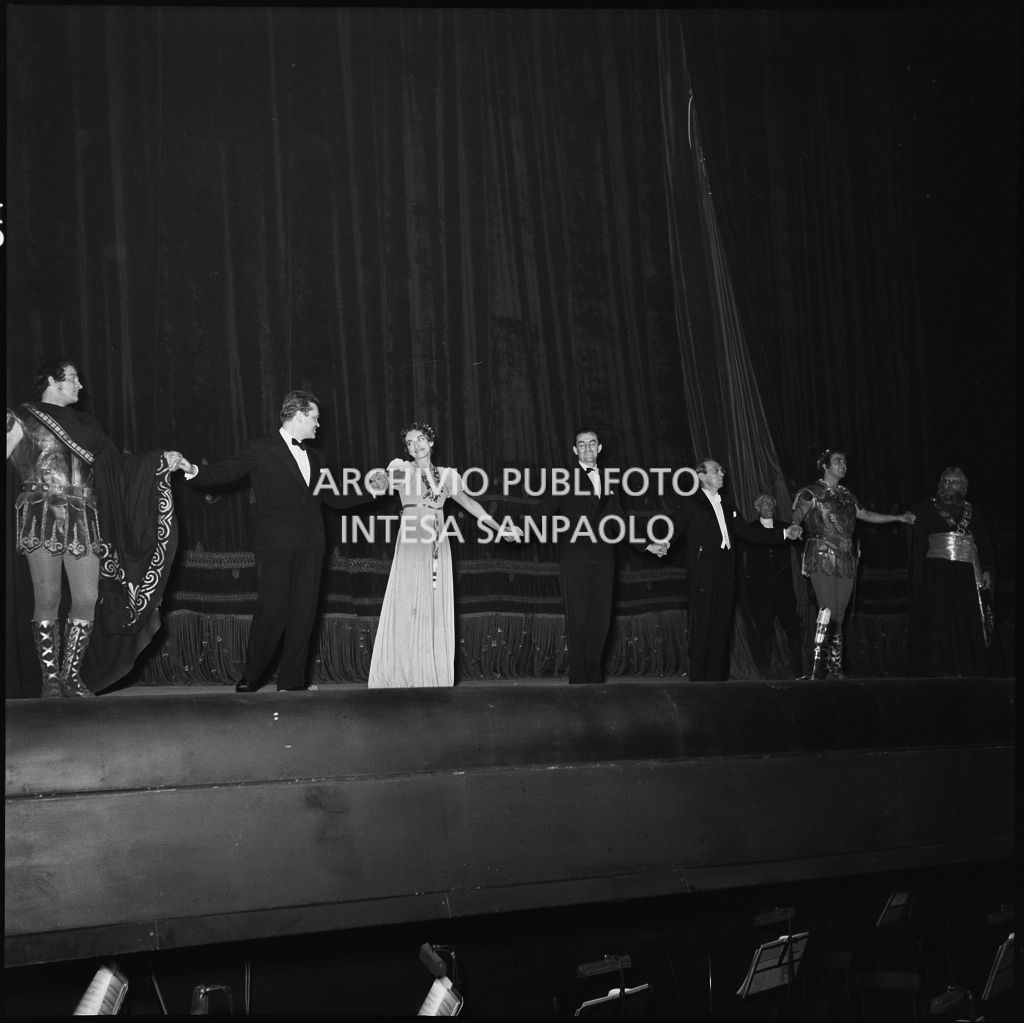 Gli artisti e il direttore d'orchestra Antonino Votto sul palcoscenico del Teatro alla Scala alla conclusione della rappresentazione dell'opera "La Vestale", di Gaspare Spontini, diretta da Antonino Votto, con la regia di Luchino Visconti in occasione dell'inaugurazione della stagione lirica 1954-1955