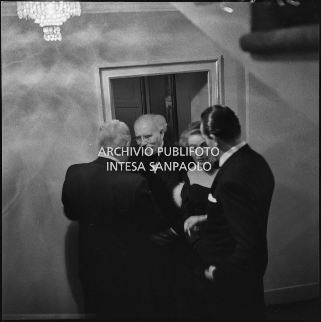 Da sinistra, il sovrintendente del Teatro alla Scala Antonio Ghiringhelli, Arturo Toscanini e il direttore d'orchestra Carlo Maria Giulini, al Teatro alla Scala, in occasione della serata inaugurale della stagione lirica 1954-1955 con l'opera "La Vestale", di Gaspare Spontini, diretta da Antonino Votto, con la regia di Luchino Visconti